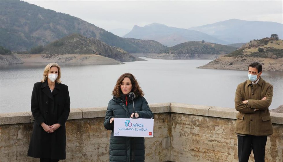 La presidenta de la Comunidad de Madrid, Isabel Díaz Ayuso, interviene en una visita al embalse de El Atazar, a 20 de diciembre de 2021, en El Atazar, Madrid, (España). La presidenta acude al embalse para conmemorar el 170 aniversario de la creación de