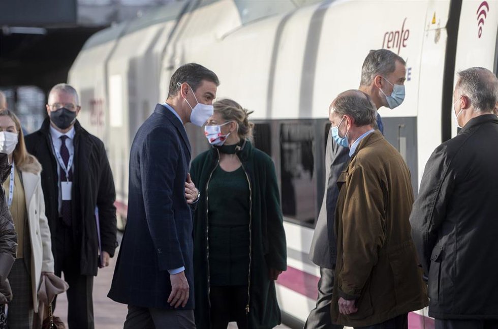(I-D) El presidente del Gobierno, Pedro Sánchez; la vicepresidenta segunda y ministra de Trabajo y Economía Social, Yolanda Díaz; y el Rey Felipe VI, a su salida de Madrid para inaugurar oficialmente la línea de AVE que conectará la capital con Galicia,