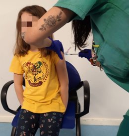 Una niña recibe la primera dosis de la vacuna contra la covid-19 en Euskadi.