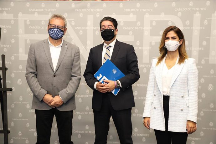 El presidente del Granadilla Egatesa, Sergio Batista, el presidente del Cabildo de Teneirfe, Pedro Martín, y la directora insular de Turismo, Laura Castro, en la firma del convenio de patrocinio