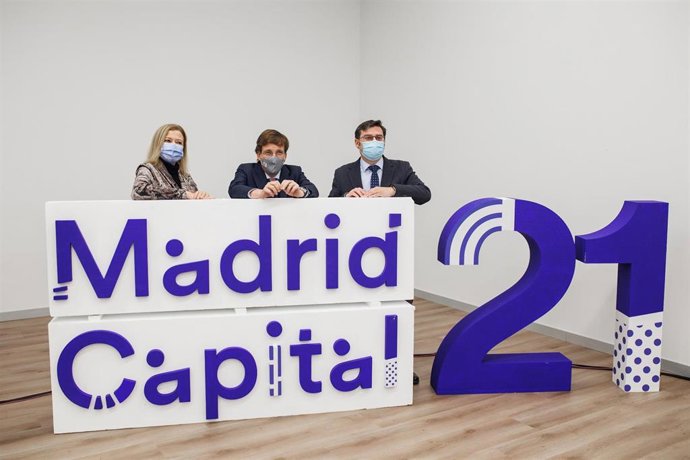 (I-D) La delegada de Obras y Equipamientos, Paloma García Romero.