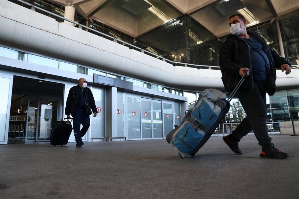 Archivo - Turistas en el aeropuerto de Málaga