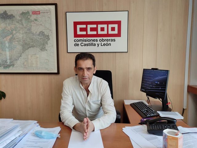 El secretario general de CCOO Castilla y León, Vicente Andrés, en su despacho.