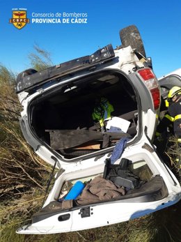 El taxi Toyota volcado en el accidente de tráfico entre dos vehículos en la AP-4 en Jerez de la Frontera (Cádiz)