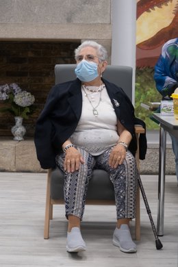 Archivo - Nieves Cabo minutos antes de recibir la tercera dosis de Pfizer, o dosis 'extra', en la residencia