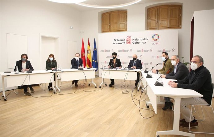 La delegación navarra en la reunión de la Comisión Negociadora del Convenio Económico. De izquierda a derecha: Mikel Buil; Uxue Barkos; Javier Esparza; Elma Saiz; Óscar Martínez de Bujanda; Ramón Alzórriz; Adolfo Araiz, y José Miguel Nuin.