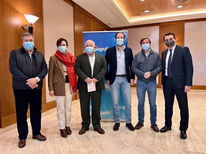 Adolfo Molina junto a representantes del PP, como Jesús Aguirre, Antonio Repullo y José María Bellido, en el Comité Ejecutivo Provincial del partido el sábado.