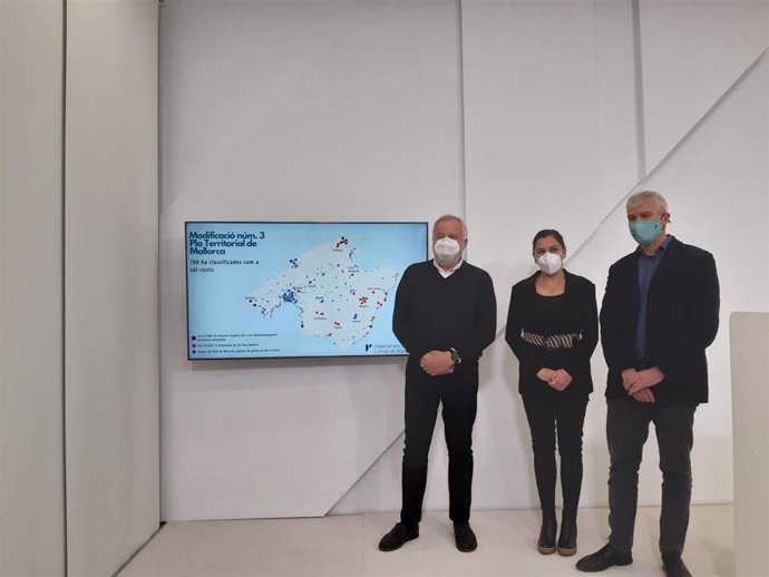 La consellera insular de Territorio, Maria Antnia Garcías; el director insular de Territorio y paisaje, Miquel Vadell, y el director insular de Urbanismo, Lluis Corral.