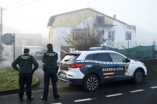 Guardias civiles en la vivienda donde vivían una mujer y su hija asesinadas presuntamente por su expareja y padre, a 18 de diciembre de 2021, en Liaño de Villaescusa, Cantabria (España). 