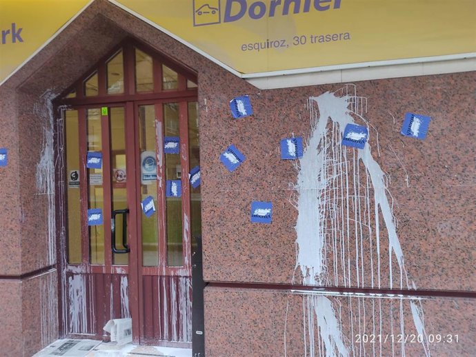 Imagen de las oficinas de Dornier en Pamplona, tras ser atacada.
