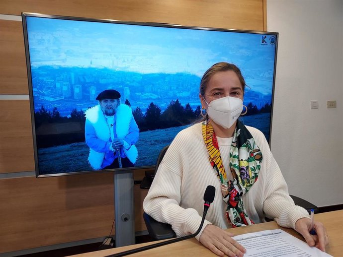 La edil Cultura, Educación, Euskera y Juventud, Nerea Cantero, presenta el desfile de Olentzero