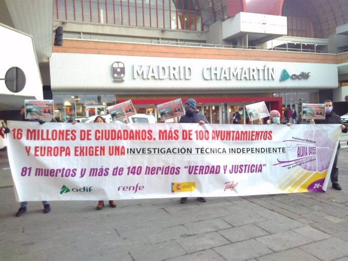 Víctimas de Angrois, en Chamartín, donde protestan por la inauguración "ostentosa" del AVE a Galicia