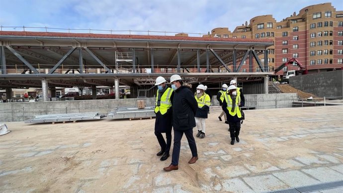 El alcalde de Valladolid, Óscar Puente, visita las obras del nuevo Centro de Mayores y Biblioteca de Valladolid.