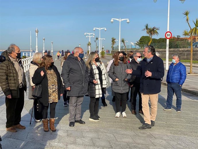 El  presidente del PP de Gión, Pablo González, en un encuentro con familias del colegio de Sanatorio Marítimo