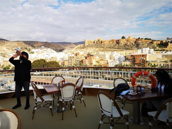 Vista de la Alcazaba de Almería desde un crucero en el puerto de la capital