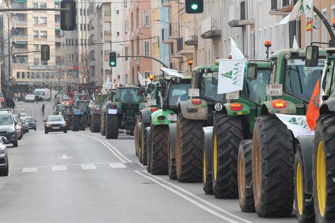 Agricultores conquenses sacan tractores a la calle para clamar contra la subida de los costes y los recortes en la PAC
