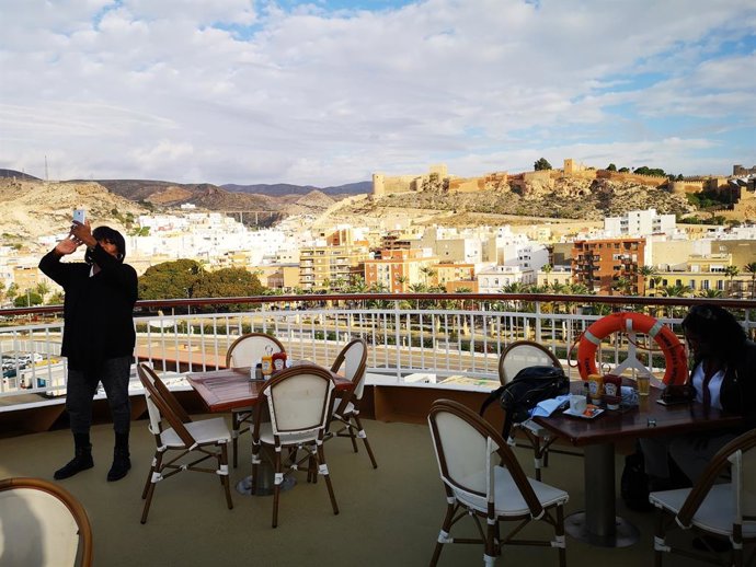 Vista de la Alcazaba de Almería desde un crucero en el puerto de la capital