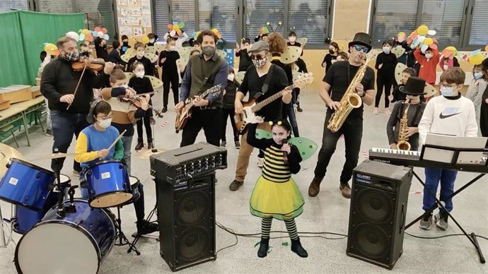 El colegio Ciudad Encantada de Cuenca gana el concurso nacional de villancicos para frenar la desaparición de las abejas.