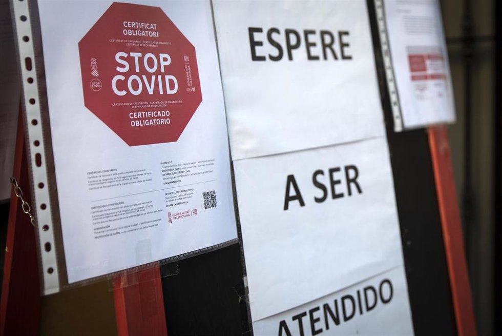 Un local muestra en su puerta la exigencia de mostrar el pasaporte Covid