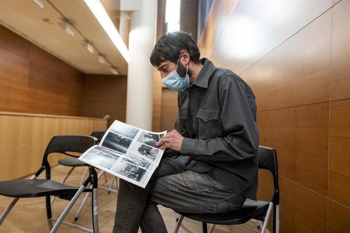El autor de la exposición de las piezas del fanzine, Brais Rodríguez con una de las piezas, en el Museo de El Prado, a 20 de diciembre de 2021, en Madrid, (España). La exposición, bajo el título La era de las imágenes desaparecidas, reflexiona sobre e