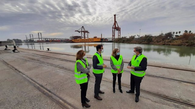 La consejera de Empleo, Rocío Blanco, se ha reunido con el presidente de la Autoridad Portuaria de Sevilla, Rafael Carmona.