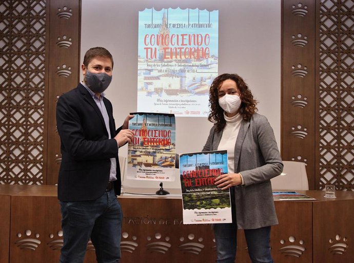 La alcaldesa de Jerez de los Caballeros y vicepresidenta segunda de la Diputación, Virginia Borrallo, y el alcalde de Salvatierra de los Barros, Francisco José Saavedra, presentan un proyecto para que los más pequeños conozcan las dos localidades.