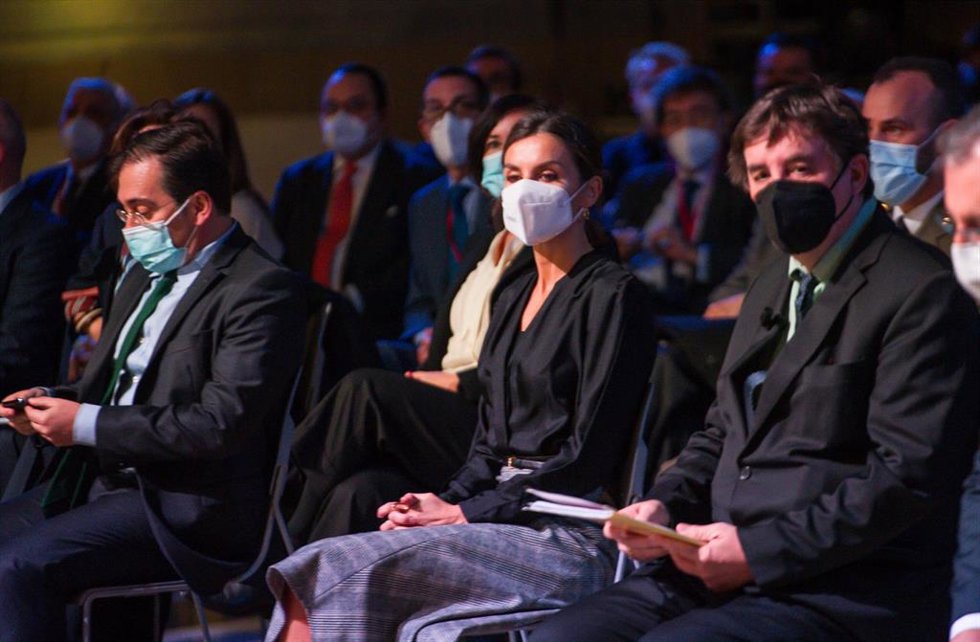 El ministro de Asuntos Exteriores, José Manuel Albares, la Reina Doña Letizia, y el director del Instituto Cervantes, Luis Garcia Montero, en la inauguración de la reunión anual de directores del Instituto Cervantes, en Tabakalera