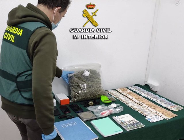Efectos  intervenidos a un vecino de Arousa, que fue detenido por la Guardia Civil en Moaña (Pontevedra) con mil dosis de cocaína ocultas en su coche.