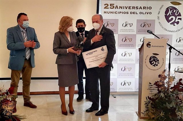 El presidente de la Diputación de Sevilla, Fernando Rodríguez Villalobos, recoge el reconomiento de la asociación AEMO.