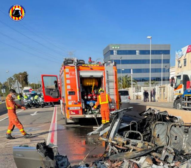 Fallece un hombre al chocar su vehículo contra un camión en la V-23