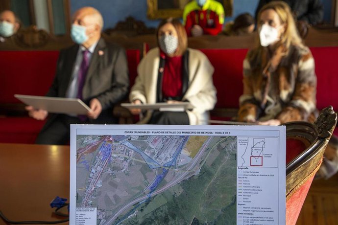 La consejera de Presidencia, Interior, Justicia y Acción Exterior, Paula Fernández, presenta la guía municipal de respuesta ante inundaciones, que ha elaborado la Dirección General de Interior del Gobierno de Cantabria