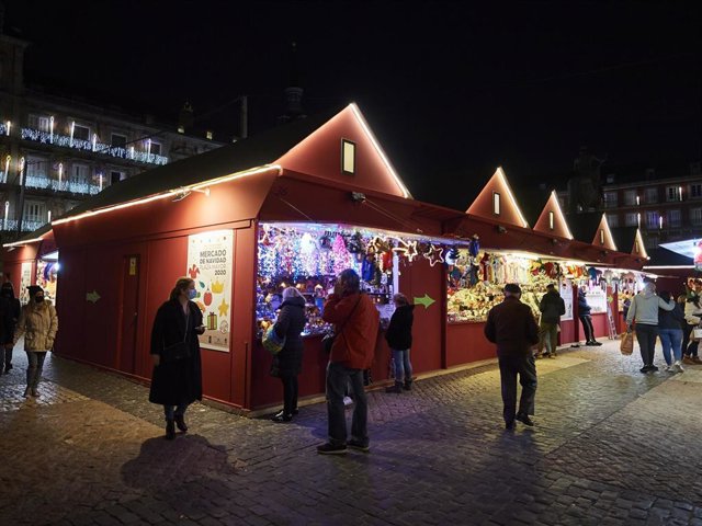Archivo - Mercadillo navideño en la madrileña Plaza Mayor