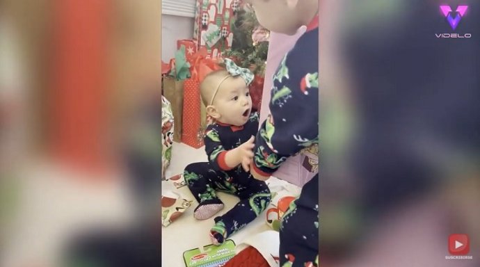 La adorable reacción de una niña al abrir su primer regalo de Navidad