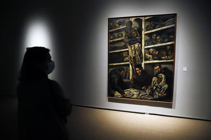 Varias personas contempla la nueva exposición  de la muestra 'Solana y Romero de Torres. Una historia del arte español en negro'. En el Centro Cultural Fundación Unicaja a 20 de diciembre de 2021 en Málaga (Andalucía).
