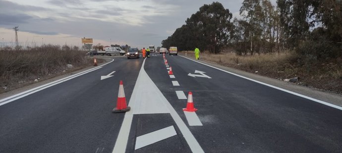 Obras de mejora del firme de la intersección de la A-5000 con la A-5000R en Huelva.