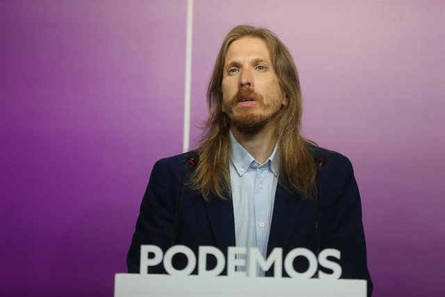 Archivo - El portavoz de Podemos, Pablo Fernández, interviene en una rueda de prensa en la sede de Podemos, a 20 de septiembre de 2021, en Madrid, (España).