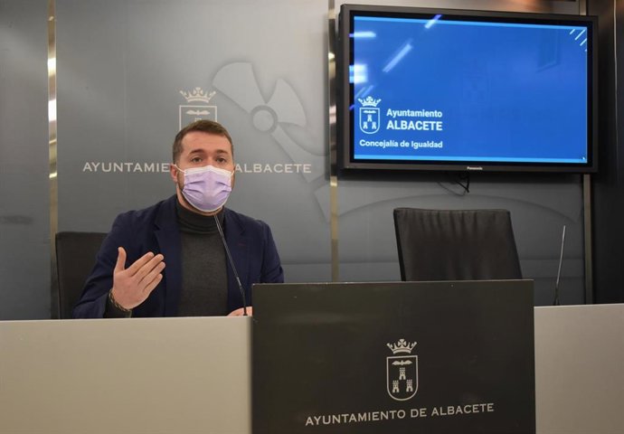 El concejal de Igualdad, Manuel Martínez, en rueda de prensa.