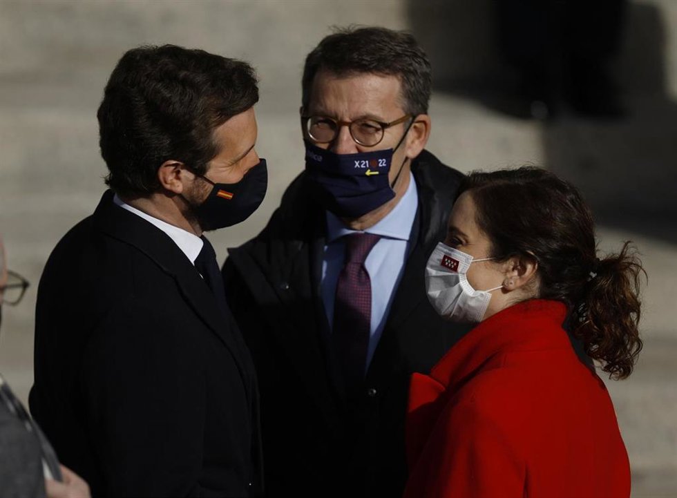 El presidente del PP, Pablo Casado; el presidente de la Xunta de Galicia, Alberto Núñez Feijoo y la presidenta de la Comunidad de Madrid, Isabel Díaz Ayuso, en el acto del 6 de diciembre