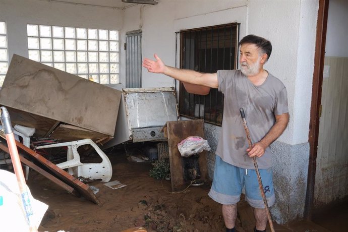 Archivo - Un vecino retira el agua de su casa inundada, después del paso de la tormenta de este miércoles en Alcanar, a 2 de septiembre de 2021, en Tarragona, Cataluña (España). En este municipio de Tarragona han caído 78 litros por metro cuadrado, prov