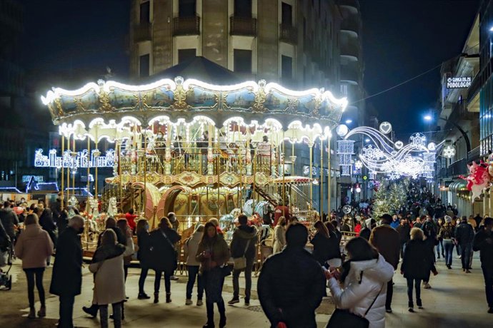Un grupo de personas observa el encendido navideño tras varios días de lluvia, a 12 de diciembre de 2021, en Vigo, Galicia (España). La Agencia Estatal de Meteorología (AEMET) espera que el tiempo se estabilice este domingo, cuando irán remitiendo las p