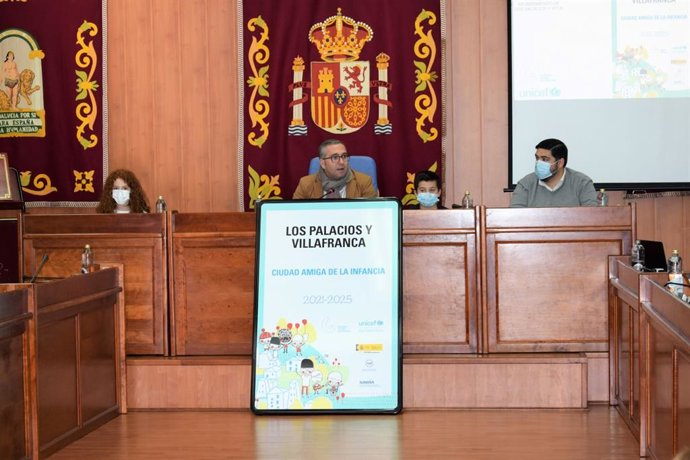 El alcalde de Los Palacios, Juan Manuel Valle con el Consejo Local de la Infancia y la Adolescencia
