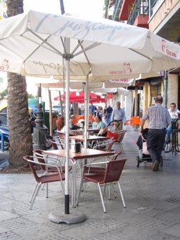 Archivo - Bar con Veladores en una calle del centro de Huelva, en una imagen de archivo