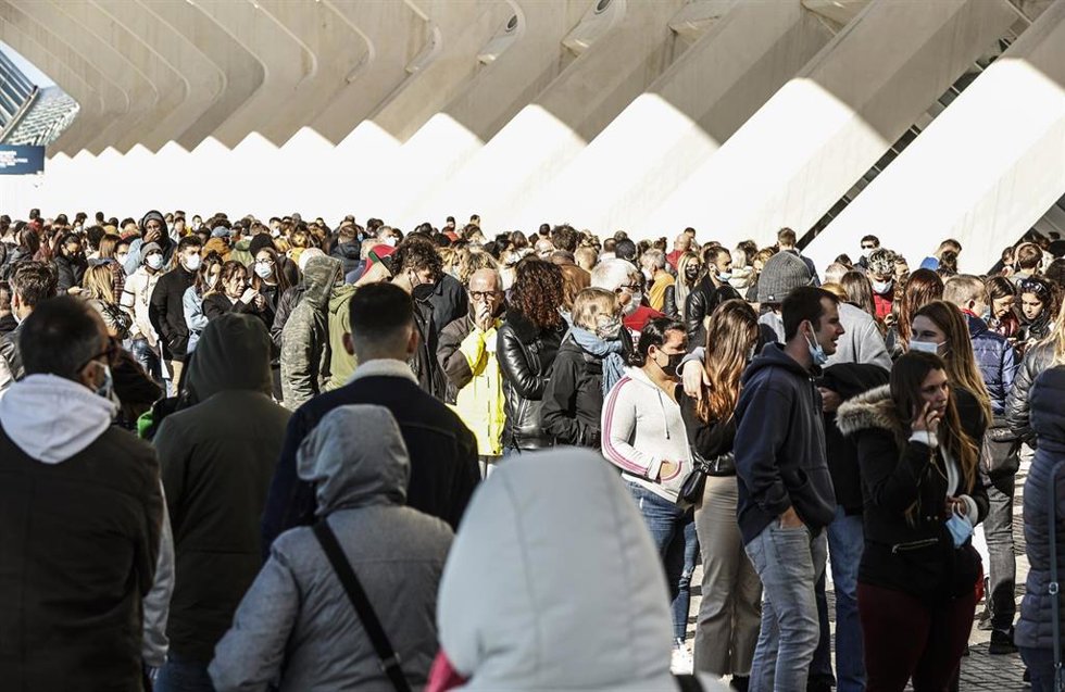 Varias personas hacen cola para recibir la vacuna contra el Covid-19, en un dispositivo situado junto al Museo de las Ciencias de Valncia