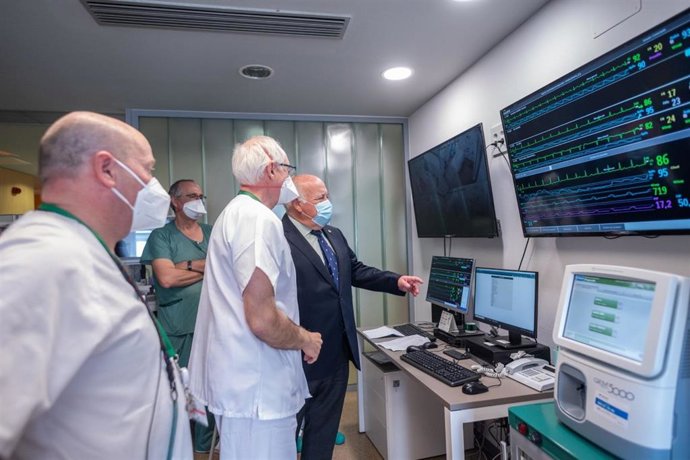 El consejero de Salud y Familias, Jesús Aguirre, visitó recientemente la Unidad de Cuidados Respiratorios Intermedios en el Hospital San Cecilio de Granada.