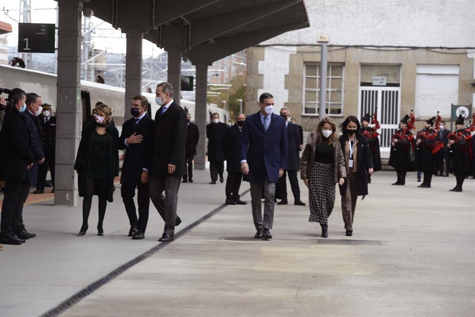 (I-D) La vicepresidenta segunda y ministra de Trabajo y Economía Social, Yolanda Díaz; el presidente de la Xunta de Galicia, Alberto Núñez Feijóo; el Rey Felipe VI; el presidente del Gobierno, Pedro Sánchez; y la ministra de Transportes, Movilidad y Age