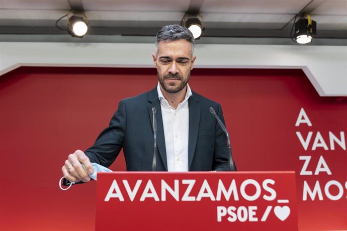 Archivo - El portavoz adjunto del PSOE en el Congreso, Felipe Sicilia, responde en una rueda de prensa tras la reunión de la Comisión Ejecutiva Federal Plenaria del PSOE en la sede socialista de la calle Ferraz, a 25 de octubre de 2021, en Madrid, (Espa