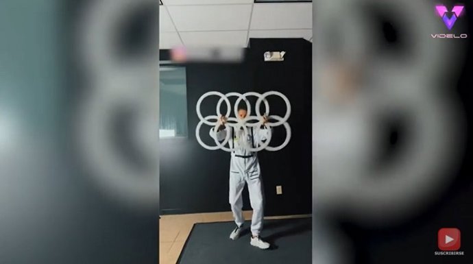 Este artista se ha hecho viral gracias a estos impresionantes trucos de malabarismo