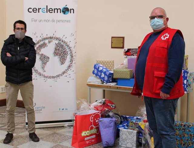 El presidente de la comisión Cerclemón, Santi Ventalló, con un voluntario de Cruz Roja