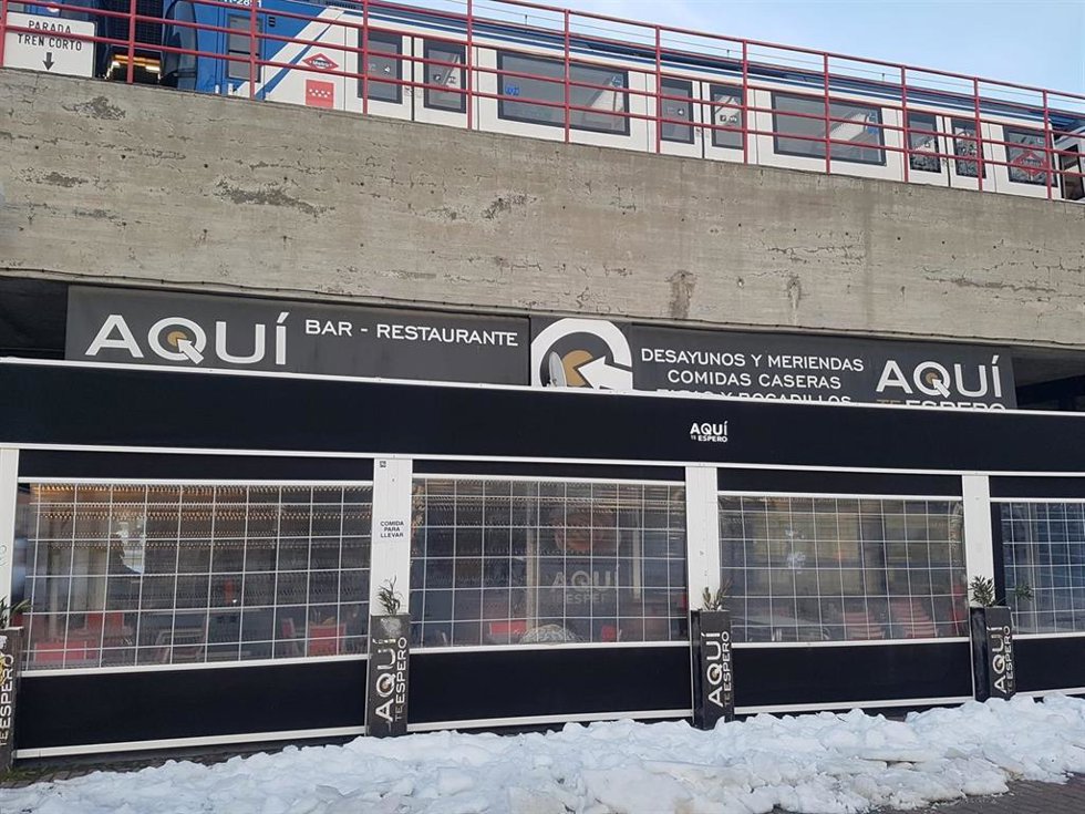 Archivo - Bar 'Aquí te espero', comercio ubicado en la estación de Metro de Madrid de Aluche.