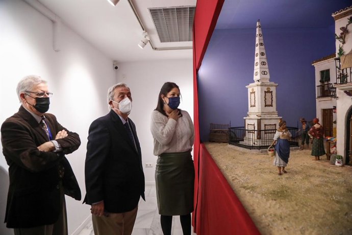 La concejala de Cultura, Noelia Losada, visita un belén contumbrista en el Archivo Municipal